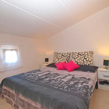 アパート Doris 1558 プーラ