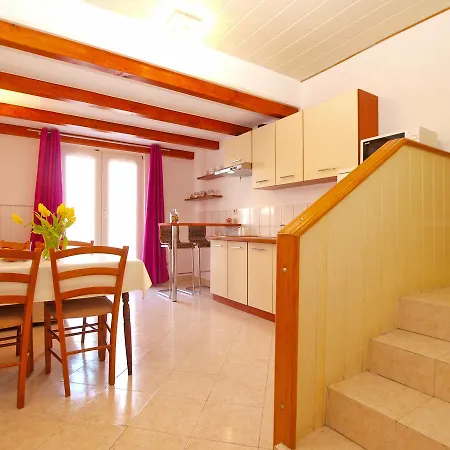 Doris 1558 아파트 풀라